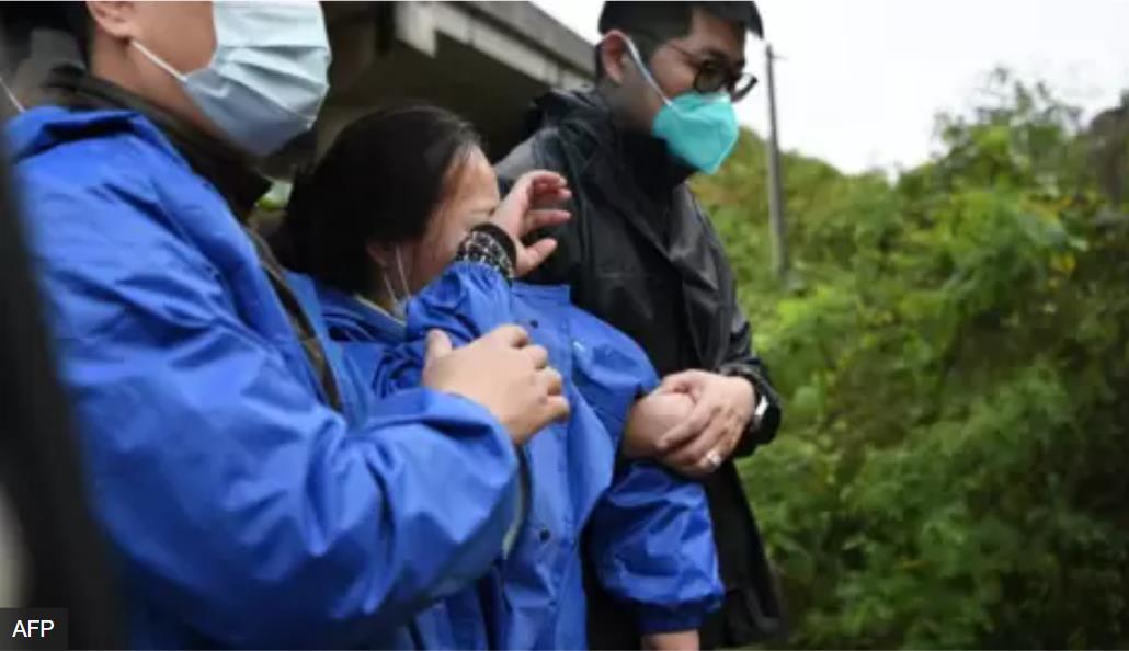 广西梧州藤县中国东航MU5735航班坠落事故坠落现场工作人员搀扶一名情绪激动的机上人员家属 ...