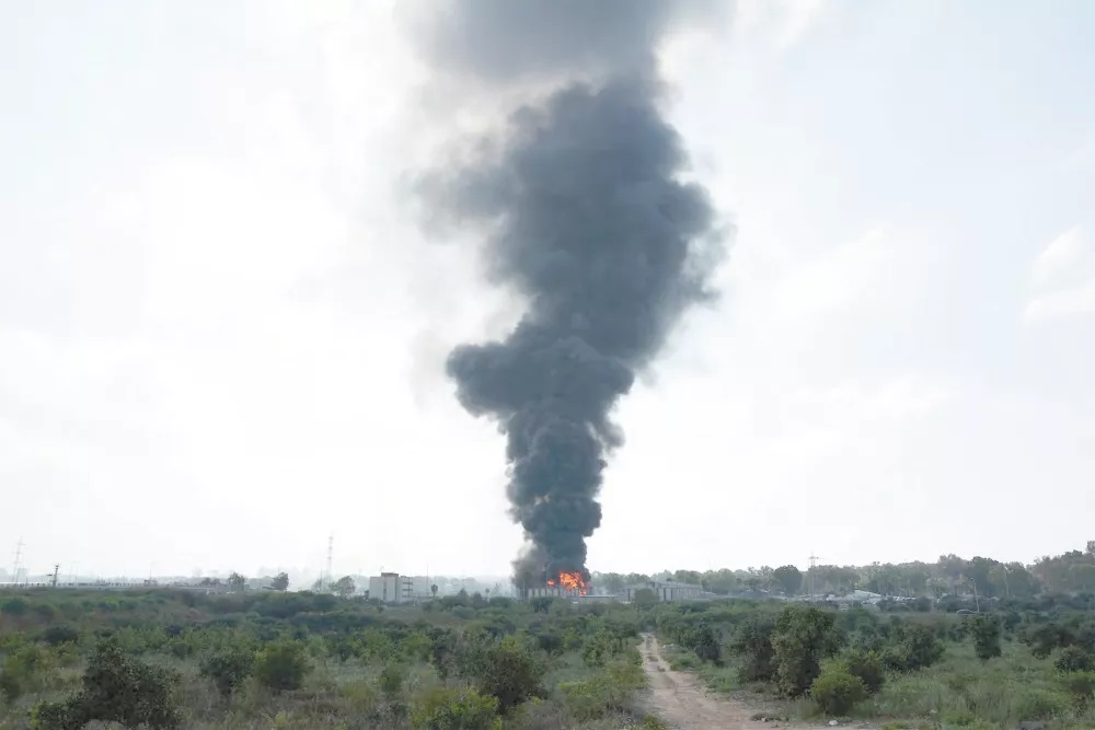 以色列赫兹利亚地区遭到伊朗导弹袭击后起火